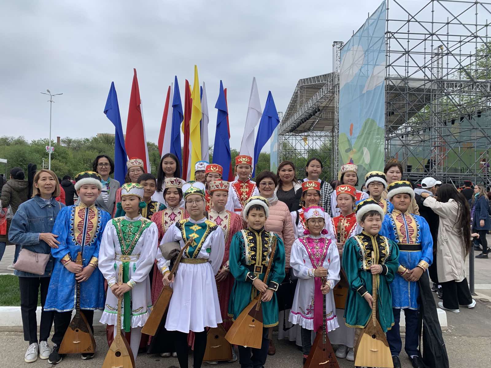 Сегодня учащиеся и преподаватели отделения калмыцких народных инструментов приняли участие в флешмобе "300 домбристов" в рамках церемонии закрытия Фестиваля тюльпанов