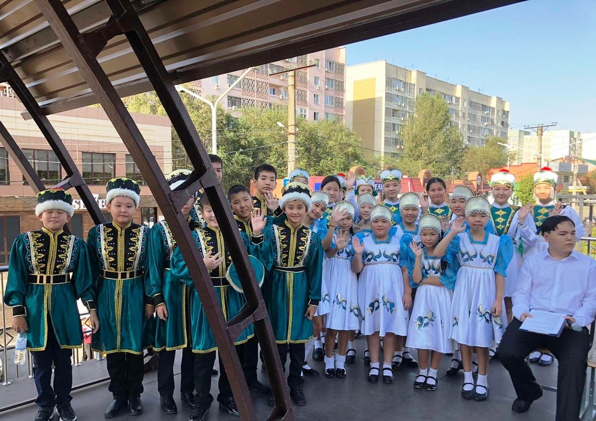 Сегодня хореографический ансамбль "Эрвяка" (рук. Манжикова Л.Ю.) приняли участие в концерте, посвященном Дню знаний на Площади Победы.