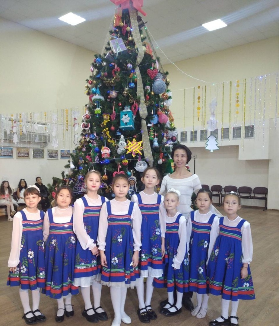 Сегодня ученицы 4 класса хореографического отделения (рук. А.Ф.Чанаева, конц. О.Н.Тарасова) выступили на Новогоднем празднике в Русской национальной гимназии.